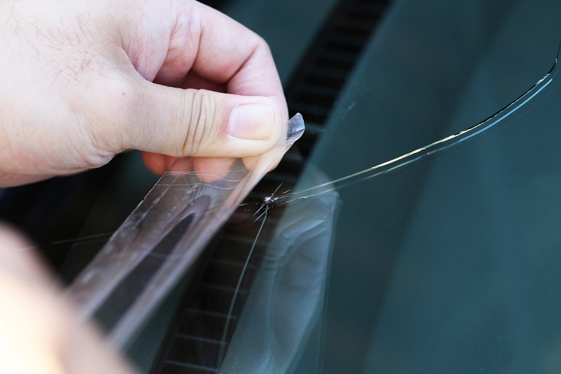 Как остановить трещину на лобовом стекле
