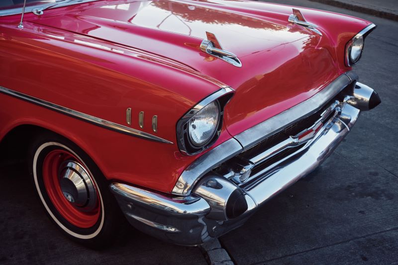 close da parte frontal de carro clássico vermelho com pintura intacta