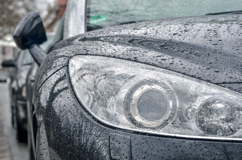 Removedor de chuva ácida​: close de carro na chuva.