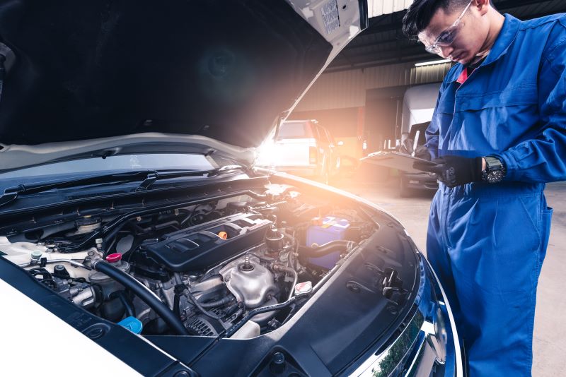 lavagem de motor​: mecânico analisando condição de motor de carro